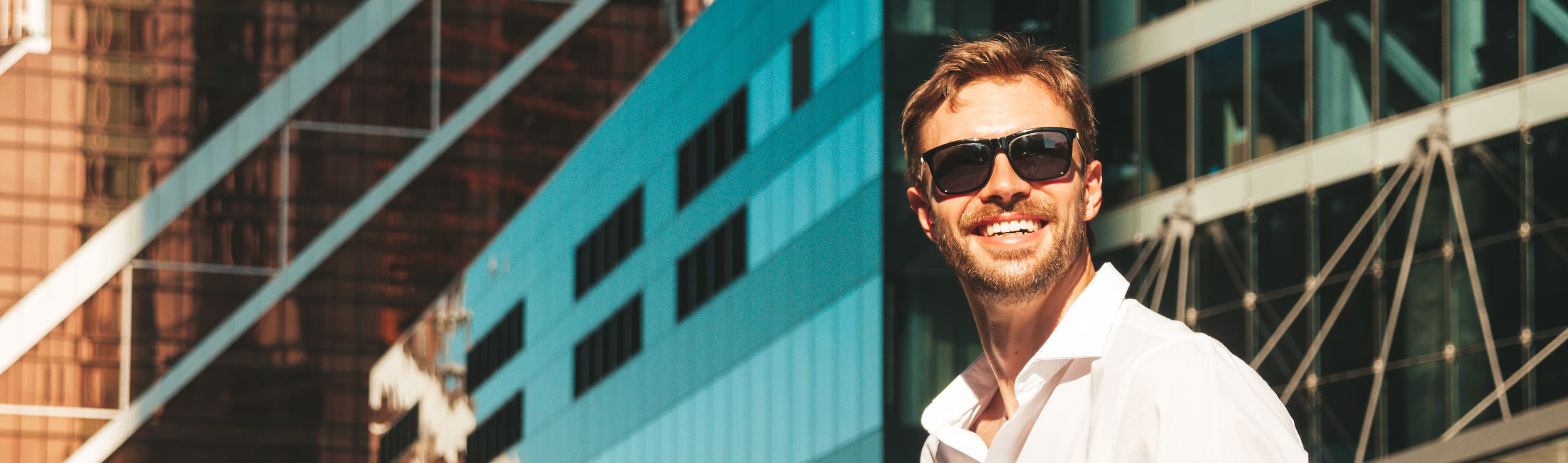 Homme stylé avec lunettes de soleil — Collection solaire Demonchaux Opticiens